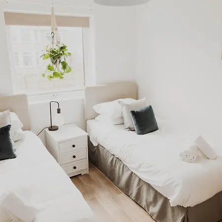 Ocean 1- Sea View Apartment, Fistral Newquay *